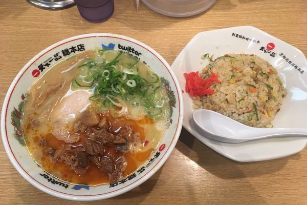 「牛すじ屋台ラーメン　チャーハン」@天下一品 総本店の写真