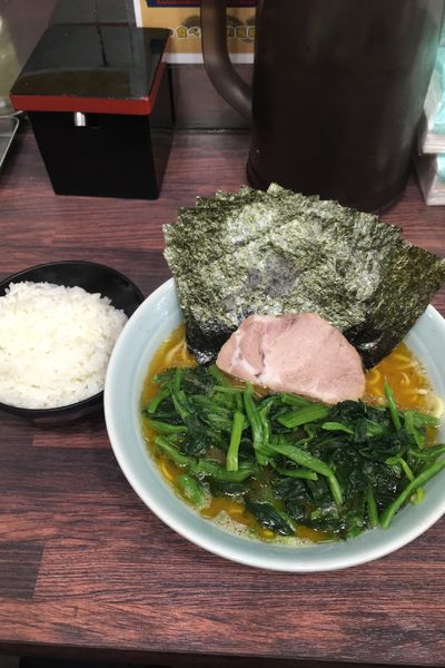 「ラーメン　ほうれん草」@横浜家系ラーメン 家家家 錦糸町店の写真