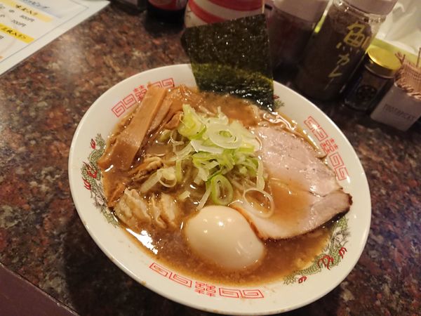 「こってり魚介鶏豚骨ラーメン中味玉入り 800円」@丸富ラーメンの写真