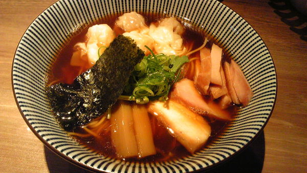 「黒旨にこにこワンタン麺900円」@中華soba いそべの写真