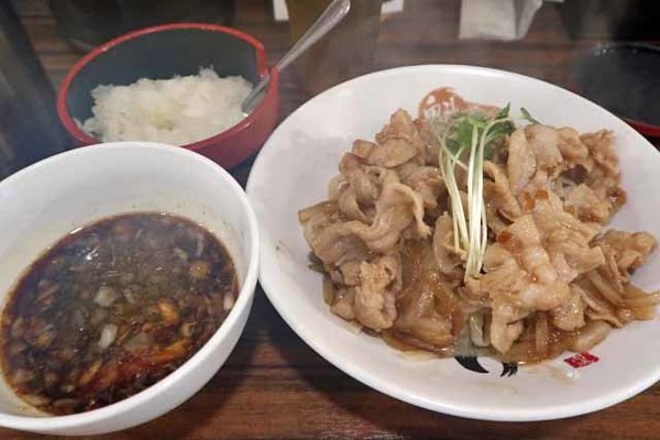 「肉盛りつけ麺並　830円＋無料の肉ちょい増し」@魁 肉盛りつけ麺 六代目けいすけの写真