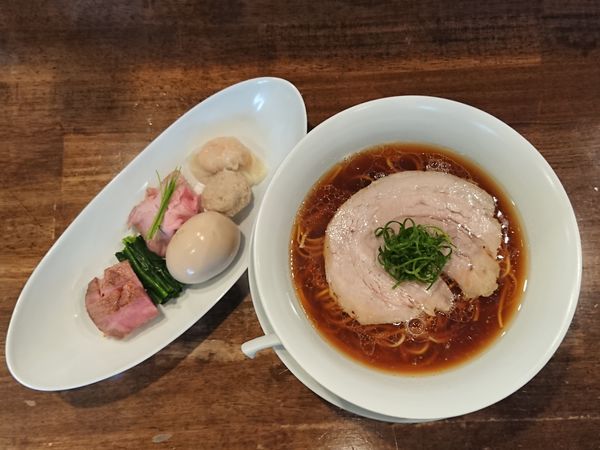 「醤油拉麺+特製トッピング」@創作麺工房 鳴龍の写真