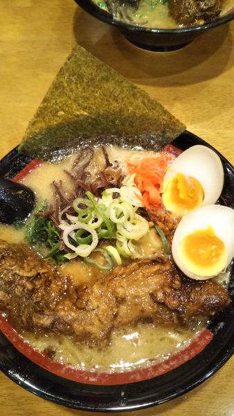 「とんこつラーメン+軟骨チャーシュー」@平打ちつけ麺 結まーるの写真
