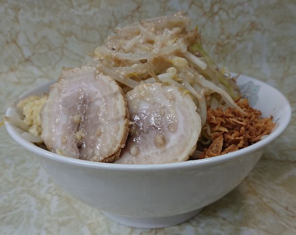 「らーめん大盛(ニンニクアブラ)＋汁なし変更券＋やさい増し」@らーめん松信 八千代台店の写真