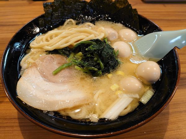 「塩家系ラーメン（並）＋ウズラ（５個）＋のり（５枚）」@横濱家系ラーメン 壱角家 伊豆修善寺店の写真