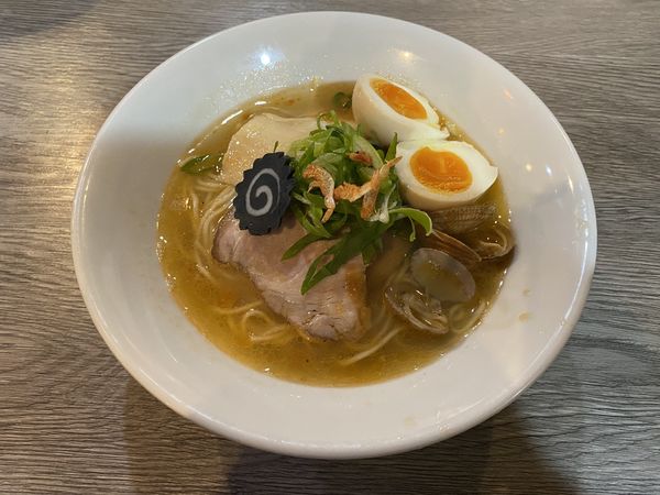 「海老と鯛煮干のラーメン800円＋味玉100＋和え玉200」@ニボシラァメン コハクの写真