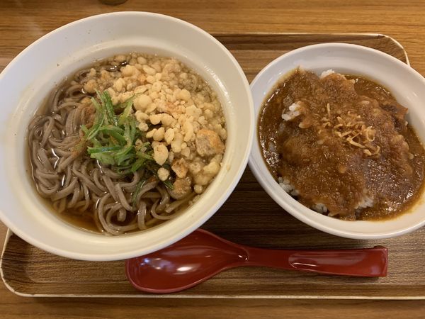 「かけそば450+ミニカレー丼250＝700円」@まつ家の写真