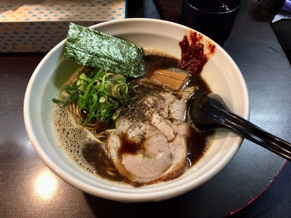 「【限定】くれは式ブラックラーメン 生柚子七味添え 900円」@ラーメンくれはの写真