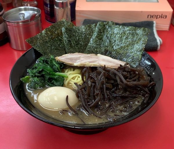「半熟味玉ラーメン中盛り キクラゲ」@武蔵家直系 ぼうそう家の写真