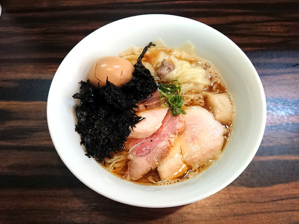 「アジ煮干中華そば+肉増し+ワンタン+岩海苔」@中華そば 梟の写真