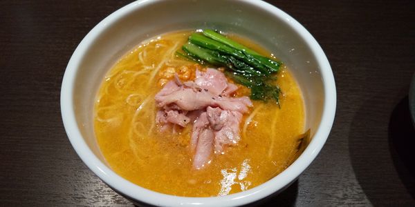 「サーモンらーめん」@真鯛らーめん 麺魚 神保町店の写真