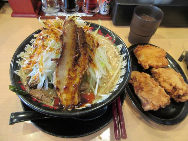 「辛ネギ味噌らーめん（８９０円）＋おっきいから揚げ」@らーめん 源之丞の写真