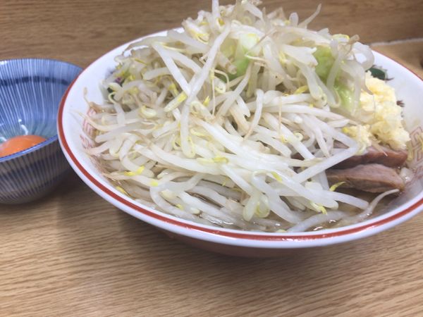 「ラーメンニンニクオオメ750円＋生卵50円」@ラーメン二郎 栃木街道店の写真