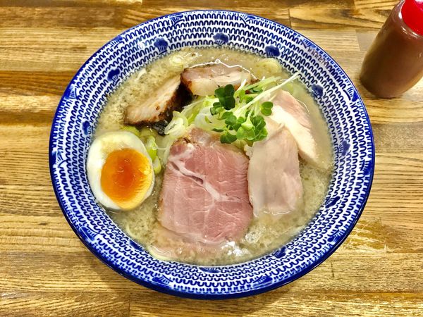 「やみつきネギチャーシュー麺+薫製玉子付き」@麺屋 一八の写真