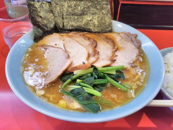 「中盛りチャーシュー９８０円+ライス１００円」@横浜家系ラーメン 黄金家の写真