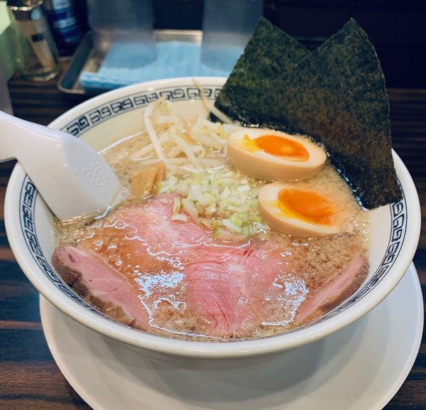 「背脂醤油（細・固め￥800）」@稲荷屋の写真