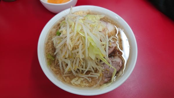 「小豚少な目　ニンニク少し　生卵」@ラーメン二郎 神田神保町店の写真