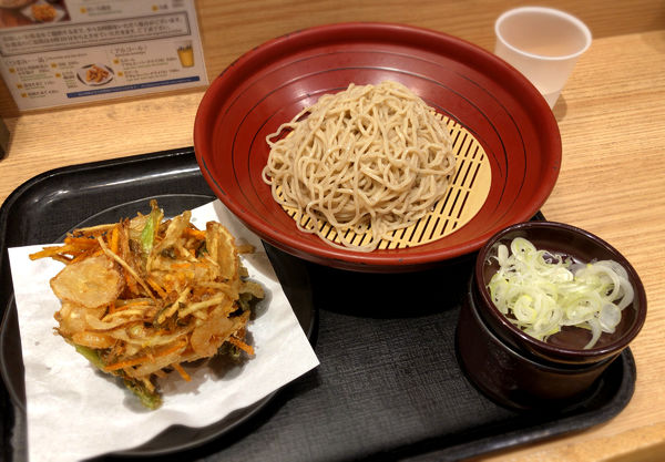 「えびと季節野菜のかき揚げ蕎麦（990円）」@ANA FESTA 52番ゲートフードショップの写真