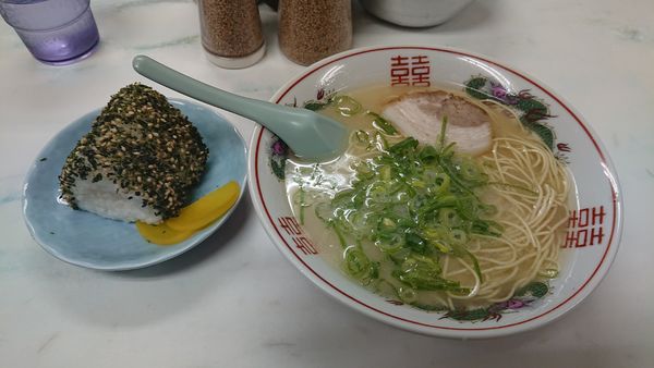 「ラーメン500+おにぎり150」@一九ラーメン 老司店の写真