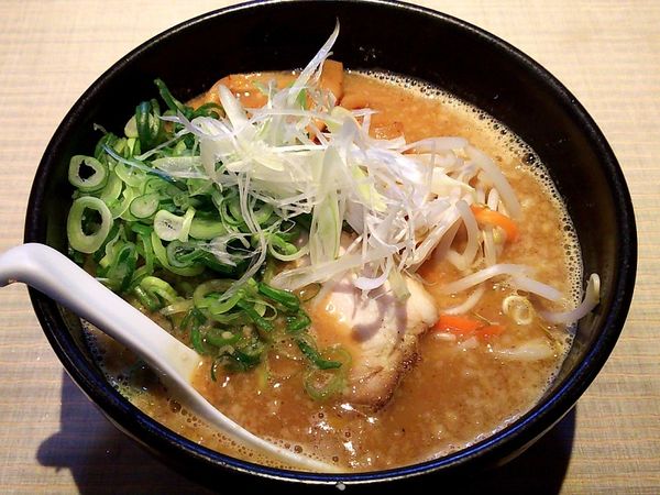 「赤唐神味噌らぁめん+九条ネギ+自家製メンマ」@麺や鐙壱番の写真