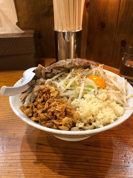 「汁なし中盛厚切り豚（ニンニクマシマシ）」@麺とび六方 長野店の写真