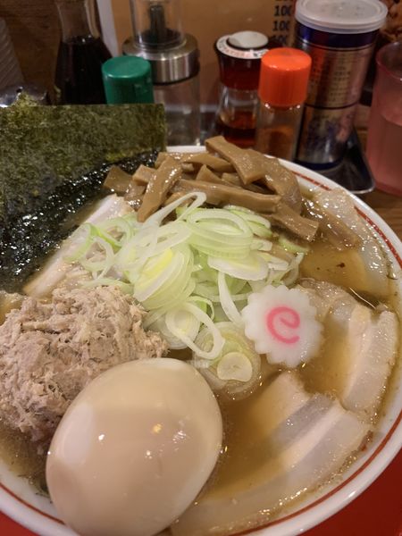 「特製肉煮干しそば　餃子　ほぐし肉」@肉煮干し中華そば さいころの写真