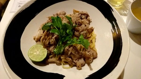 「牛とキノコのバター醤油_950円」@冷やし中華専門店 HiyaChuの写真