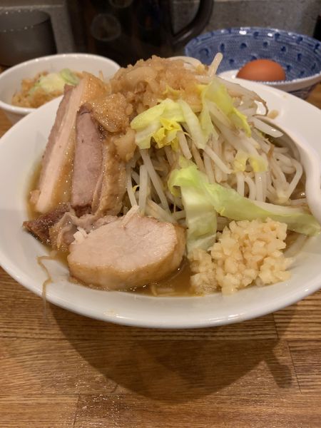 「限定C(二郎系ラーメン)+チャーシューまぜご飯+生卵」@麺処 青野の写真