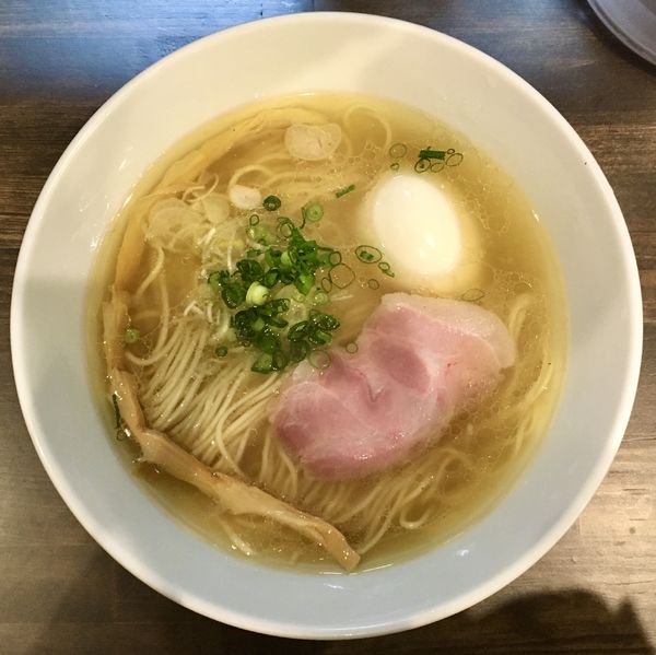 「しお味玉らーめん」@町田汁場 しおらーめん進化 町田駅前店の写真