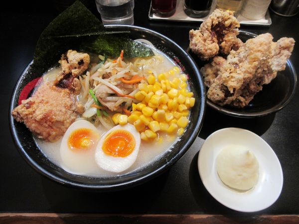 「スペシャルタンメン（１１００円）＋唐揚げ４４０円」@茨城タンメン カミナリの写真