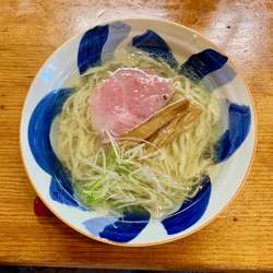 塩らぁ麺（生醤油らぁ麺、たんたん麺もシェア）