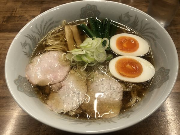 「手打ちらーめん・並+たまご（900+100円）」@西荻燈の写真