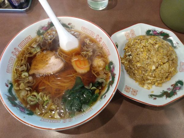 「セット(ラーメン&半チャーハン) 950円」@泰鵬 本店の写真