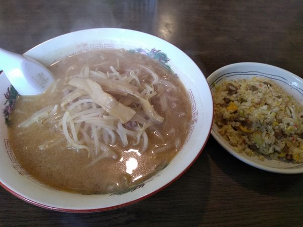 「みそラーメン・半チャーハン 680円」@手打ちラーメン あじくらの写真