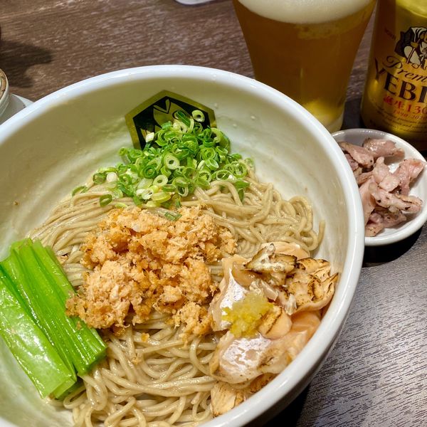 「サーモン油そば（炙りサーモン）＋エビスビール350」@真鯛らーめん 麺魚 神保町店の写真