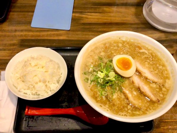 「醤油豚骨焼豚麺+ライス小」@拉麺  登の写真