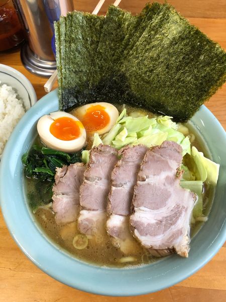 「中盛りチャーシュー麺　海苔玉セット　小ライス」@捲り家の写真