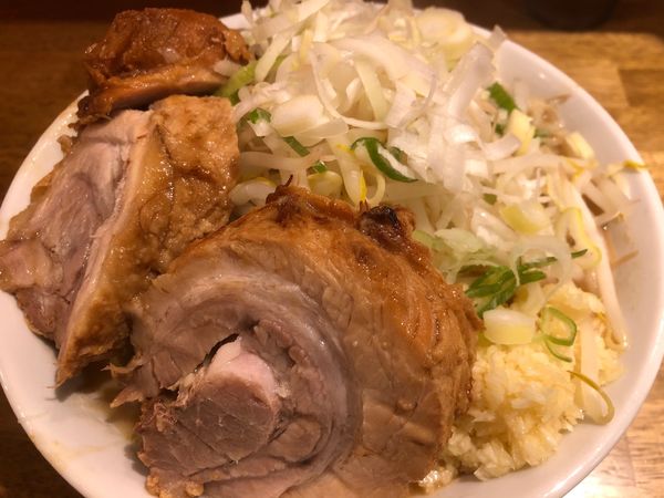 「らーめん豚一切れ（並）＋豚１枚＋ねぎ＋にんにく」@ちばから 経堂店の写真