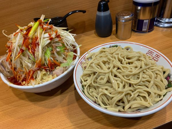 「つけ麺　小　野菜　脂　辛い奴4倍　生姜　ネギ」@ラーメン二郎 八王子野猿街道店2の写真