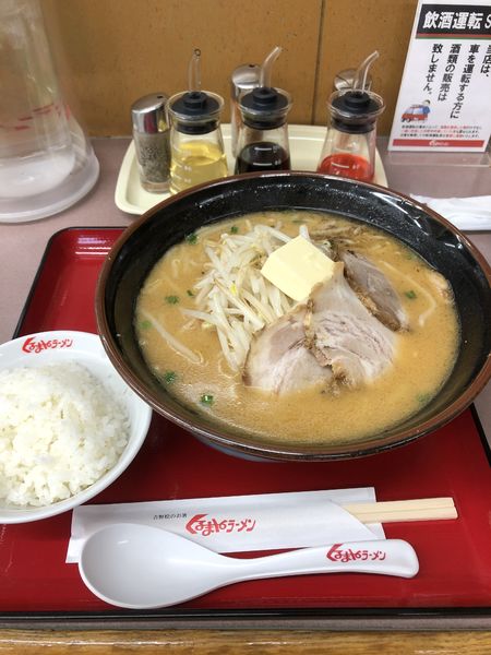 「味噌チャーシュー3枚（大盛り）バタートッピング　サービスライス」@くるまやラーメン 春日部16号店の写真