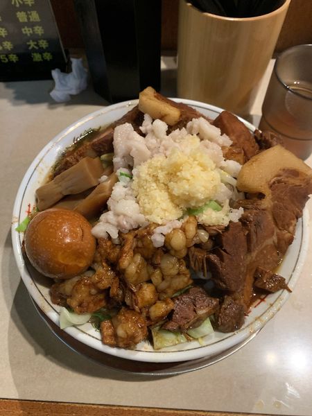 「ラーメンTPチャーシュー3枚TP味付き玉子TPホルモン」@DEBU SOBA REPUBLIC 北部市場店の写真
