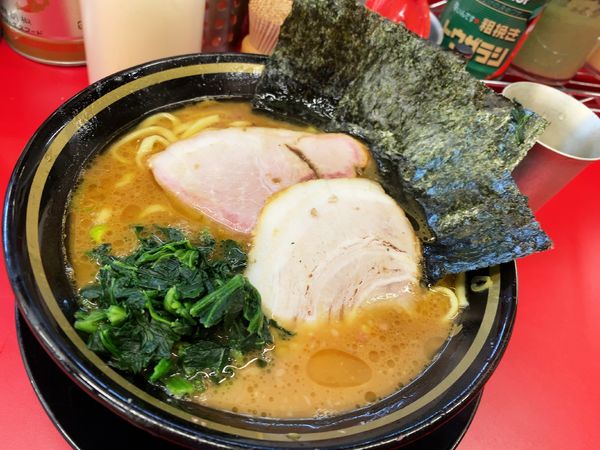 「ラーメン（硬め）＋豚バラ他」@柏 王道家の写真