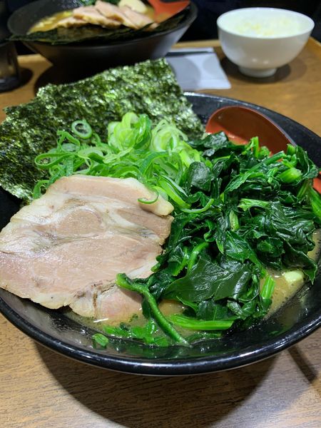 「ラーメン並　ほうれん草ネギトッピング」@麺家 黒の写真