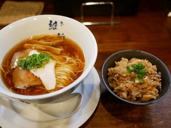「醤油らぁめん 麺硬め＋鶏炊き込みご飯」@麺や維新の写真
