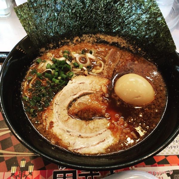 「嵐げんこつらあめん 黒武者‬-大正浪漫編- 850円＋クーポン海」@らあめん花月嵐 西原町店の写真