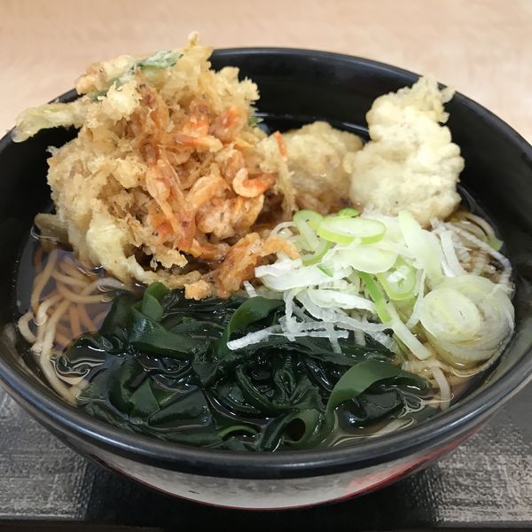 「【期間限定】桜海老のかき揚げ天とむつ湾産ほたて天（￥520）」@名代 箱根そば 成城学園前店の写真