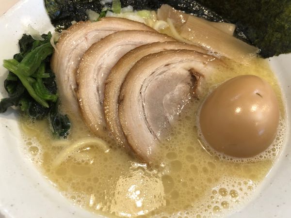 「全部のせ塩豚骨ラーメン」@ゴル麺 横浜本店の写真