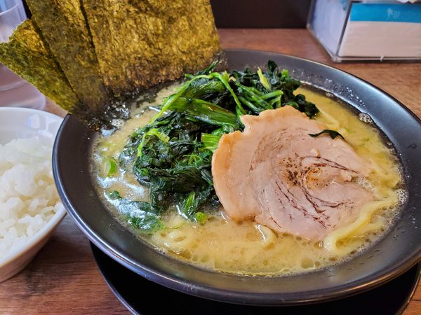 「豚骨醤油＋ほうれん草」@横浜家系ラーメン 武骨家 上大岡店の写真