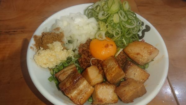 「肉入り台湾まぜそば(1040円)九条ネギ(120円)」@麺屋こころ 六角橋店の写真