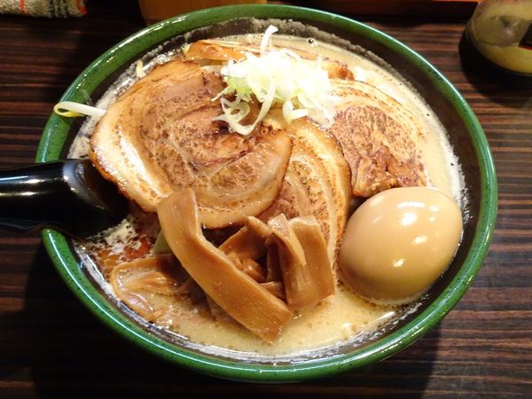 「黒味噌チャーシューめん（1,050円）＋味付玉子（100円）」@めんや 蔵の写真